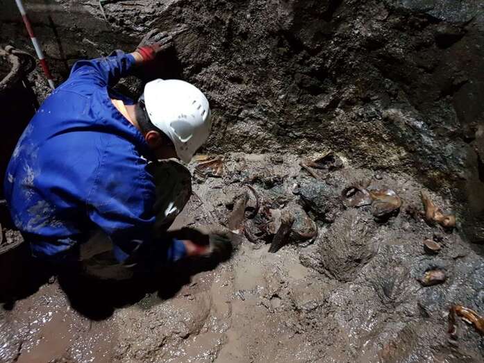 Un arqueoÌlgo entre restos encontrados en el interior del Pozo de Tenoya (Foto TA)